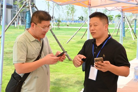 男人站在草地上打电话

描述已自动生成