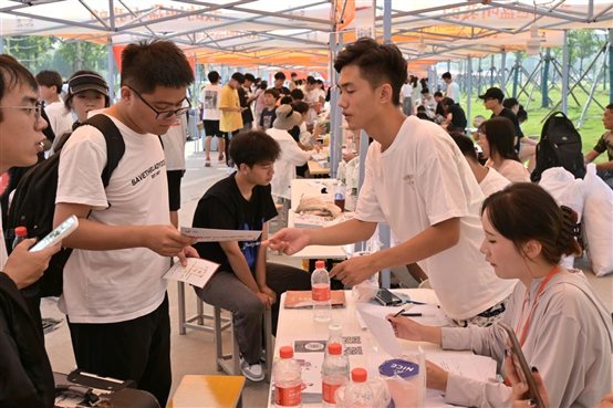 一群人正在聊天

描述已自动生成