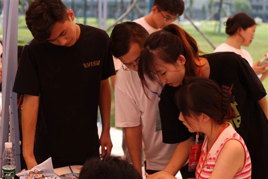 一群人在交谈

描述已自动生成