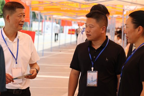 男人们站在一起

描述已自动生成