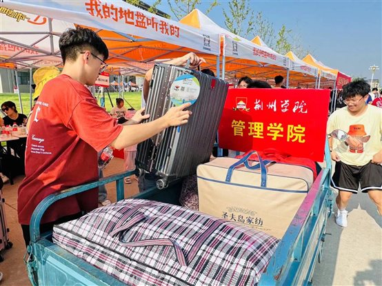 图片包含 人, 男孩, 桌子, 蛋糕

描述已自动生成