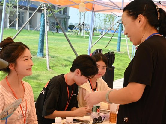 一群人正在用餐聊天

低可信度描述已自动生成