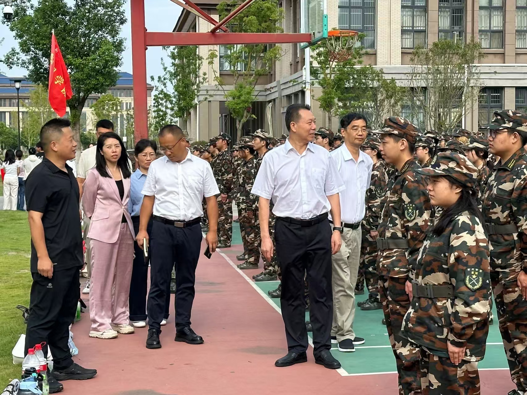 校领导亲切走访新生军训现场关怀勉励2025级学子