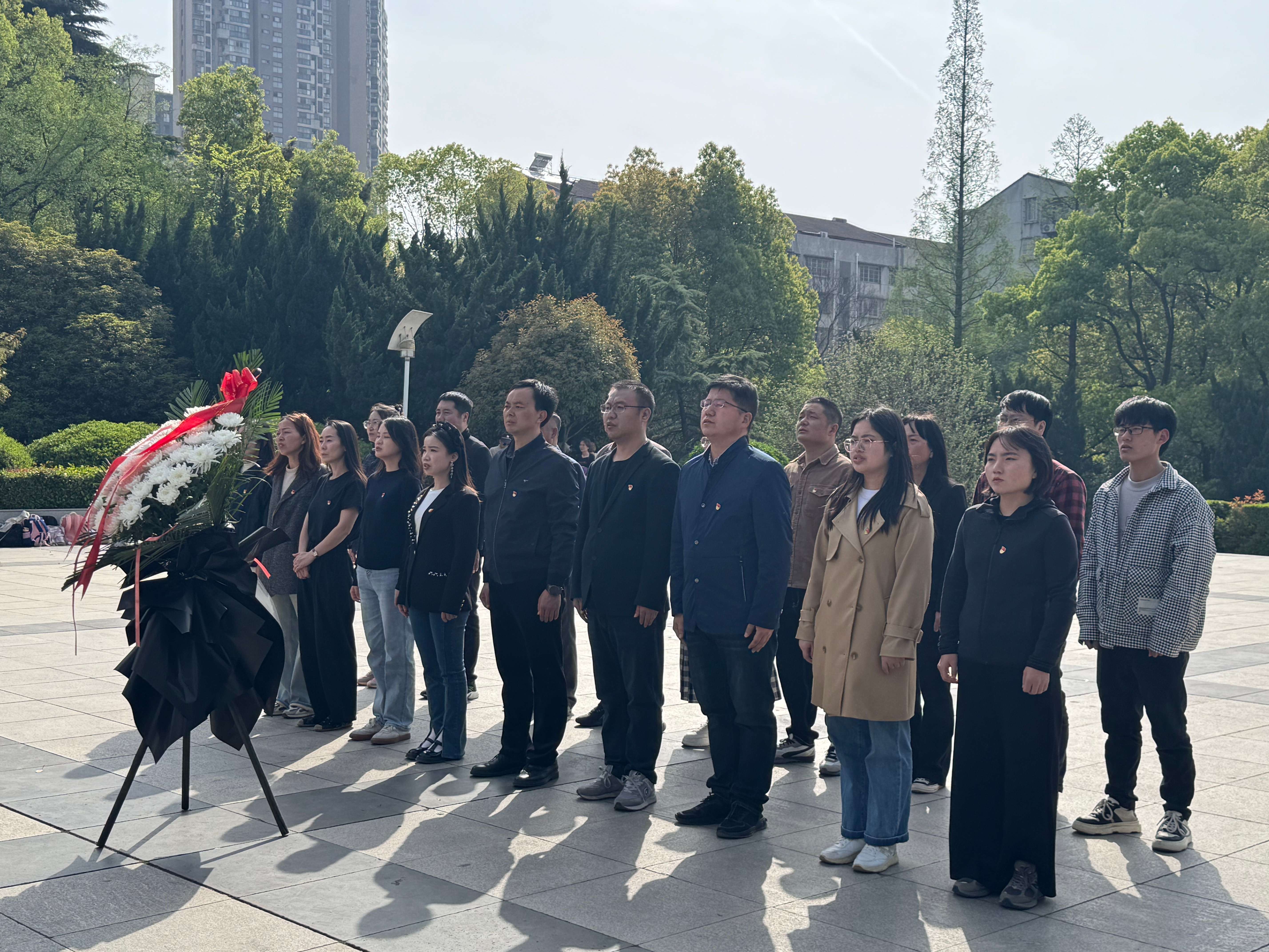 马克思主义学院直属党支部组织党员教师赴烈士陵园开展清明祭扫活动