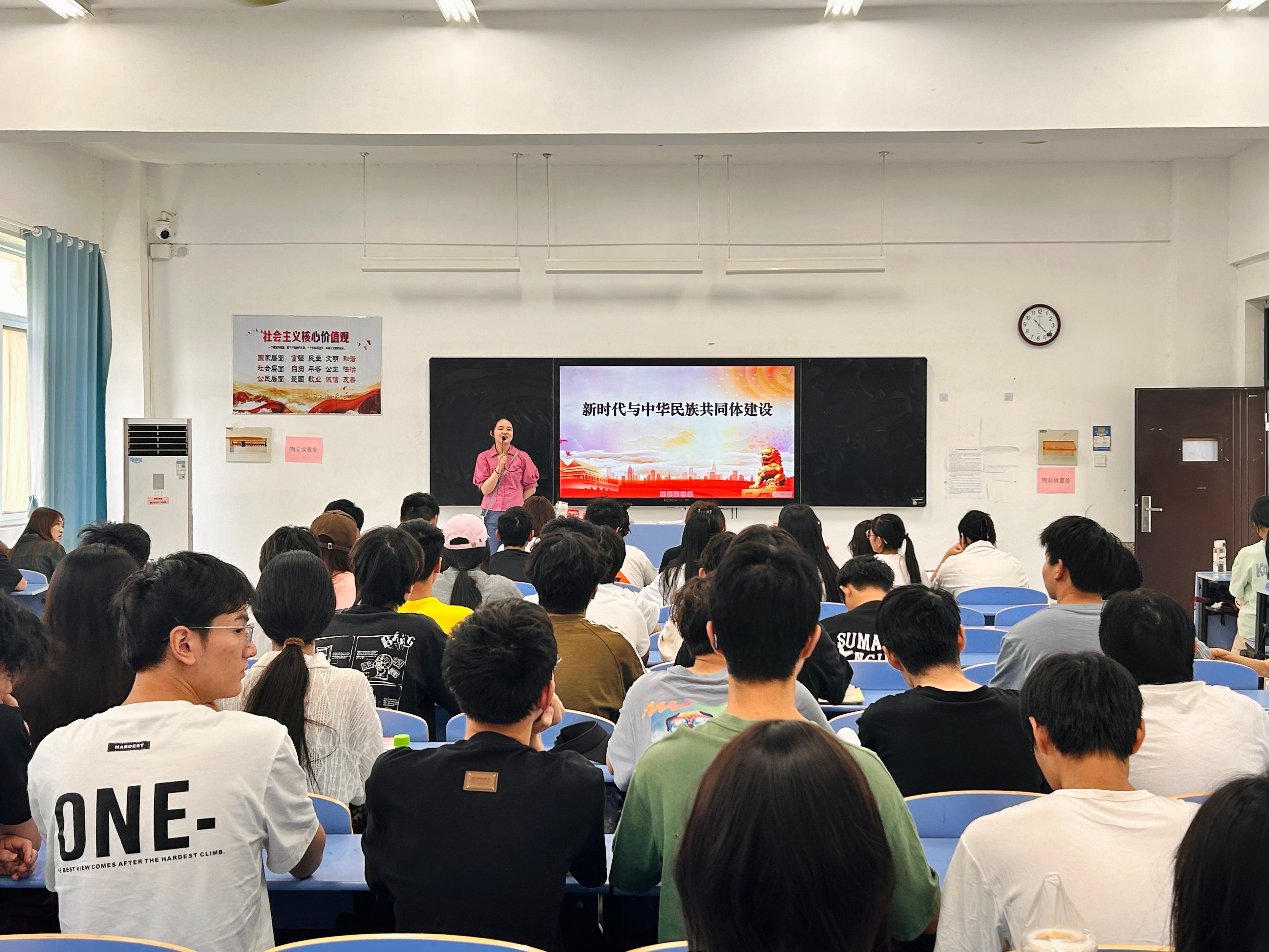 马克思主义学院教师为学生开展铸牢中华民族共同体意识专题党课