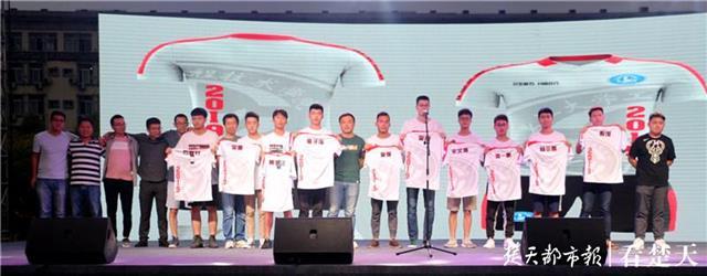 高校举办球衣退役仪式欢送毕业球员