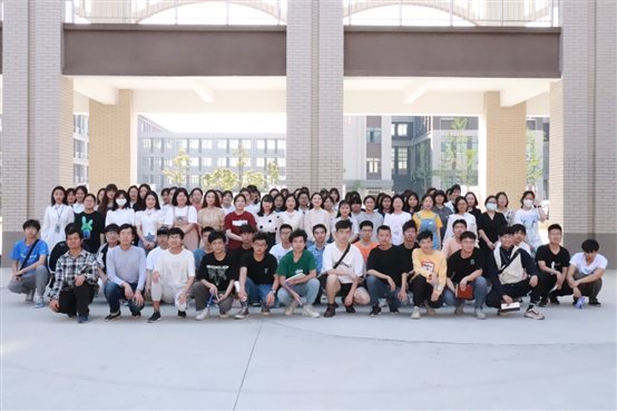 人们在看台上的人群

中度可信度描述已自动生成