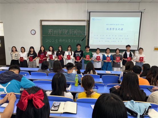 一群人在开会

描述已自动生成