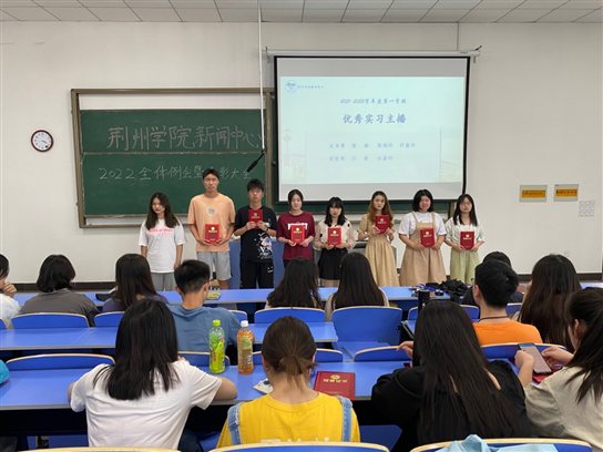 会议室里的人们

描述已自动生成