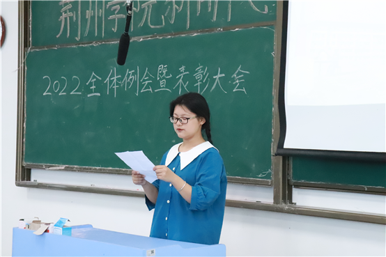 穿着蓝色衣服的人手上拿着纸

低可信度描述已自动生成