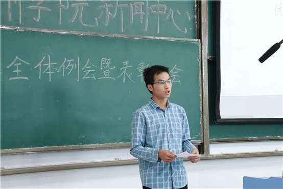 人站在一起

低可信度描述已自动生成