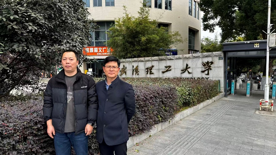 男人站在房子前的路上

AI 生成的内容可能不正确。